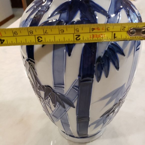 Chinoiserie White Porcelain Chinese Temple Jar - Picture 6 of 10